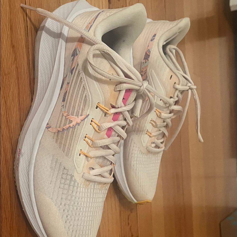 Nike Women's White Light Pink Gold Accent Athletic Running Shoes - US 7.5